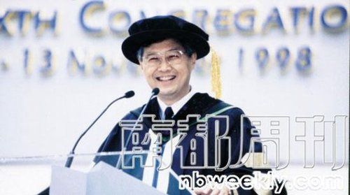 1998年，香港科技大學創校校長吳家瑋在畢業典禮上致詞。